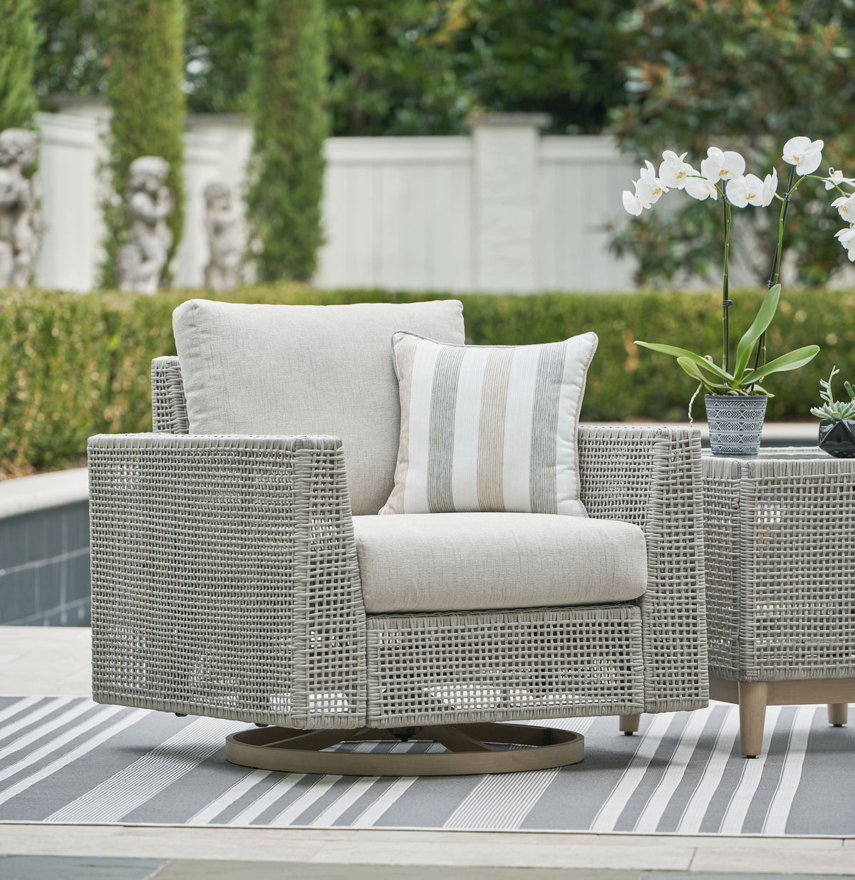 Seton Creek - Swivel Lounge With Cushion - Gray